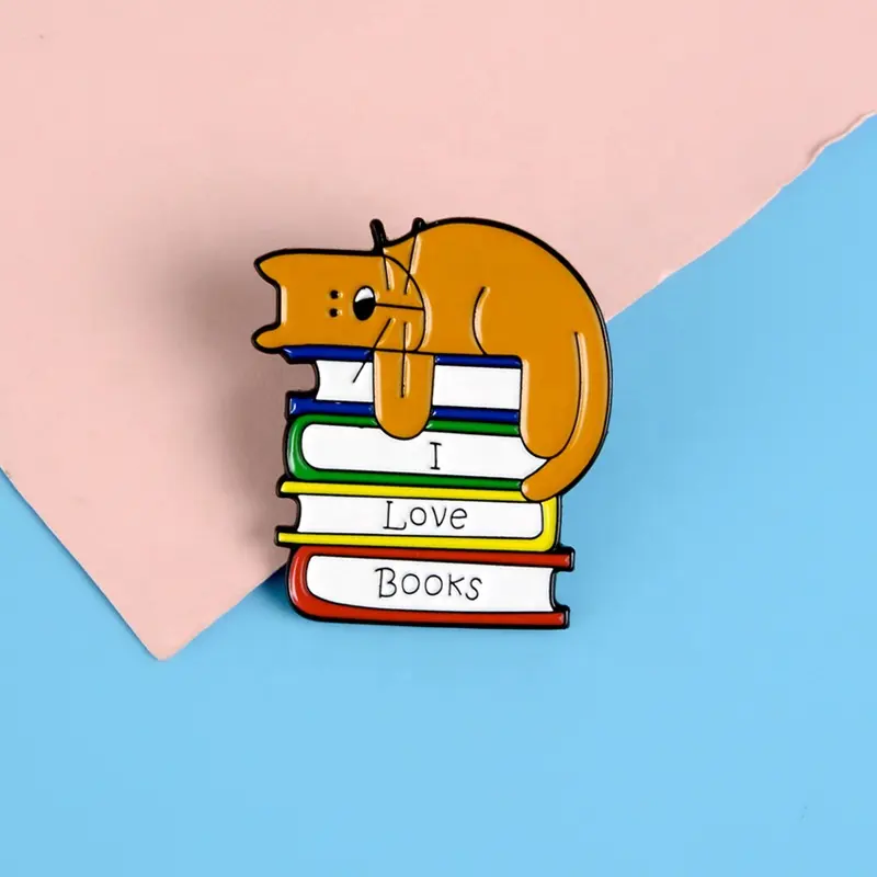 Insigna cu pisica și cărți - Pentru iubitorii de lectură